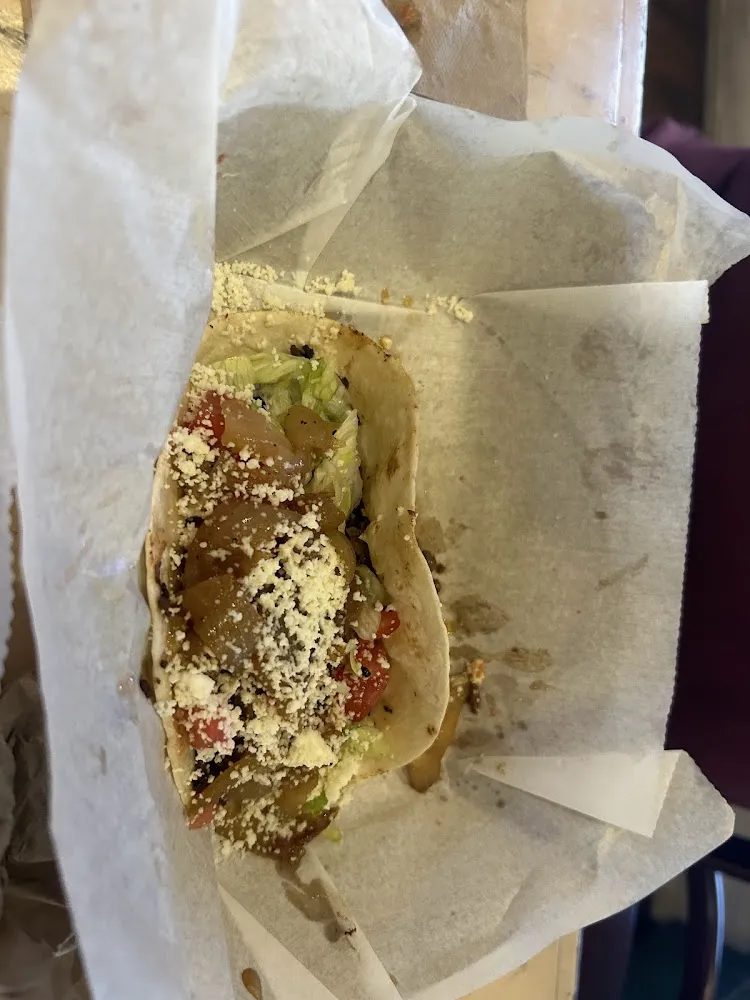 Taco de Res Y Ensalada Y Queso